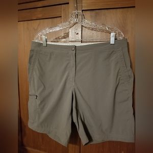L.L. BEAN Women's Comfort Trail Hiking Outdoor Cargo Shorts Sz 16 Taupe